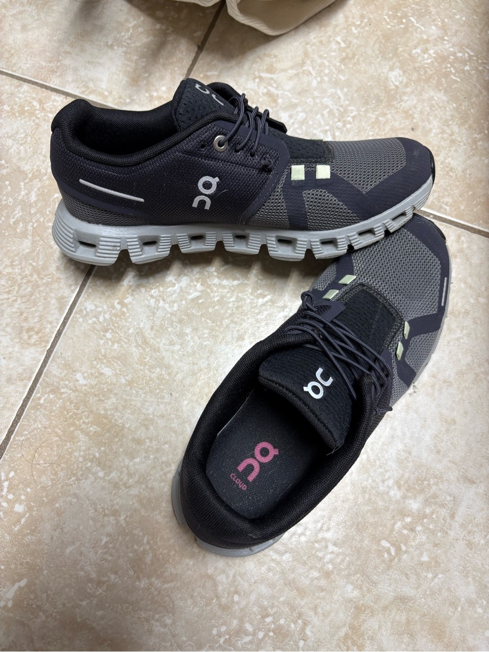 On Running Cloud Mendomens Athletic Shoes - Black & Gray